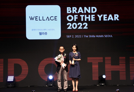 지난 2일 신라호텔에서 열린 '2022 올해의 브랜드 대상' 시상식에서 조정민(오른쪽)휴젤 화장품 사업 총괄 상무가 기념사진 촬영을 하고 있다. <휴젤 제공>
